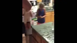 Магическая бутылка с водой - прикол смешно