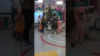 Это мой племяник, в костюме волка.люблю.