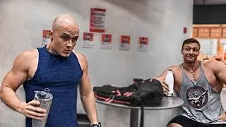 Bodybuilder VS  Calisthenics Athlete at the Gym