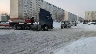 Фура застряла на ровном месте