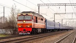 ТЭП70-0254 с поездом СПБ - Брест едет через ж/д станцию «Проспект Славы»
