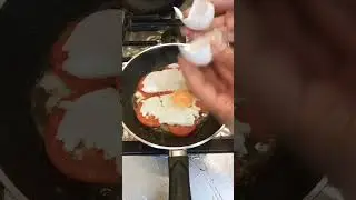 Завтрак сыну.#завтрак #яичницаспомидорами #брынза #shorts#яичница