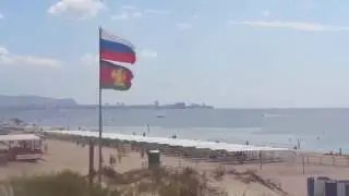Флаги России и Краснодарского края на пляже Джемете
