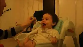 Малыш смеется от чихания