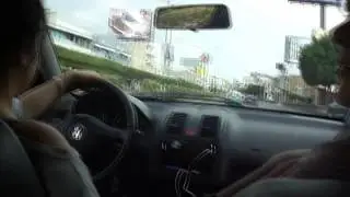 2 locas peleando en un coche