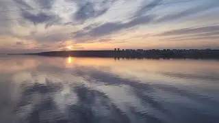 Красивый закат и водная гладь |  Волжская ГЭС в Тольятти | из окна поезда