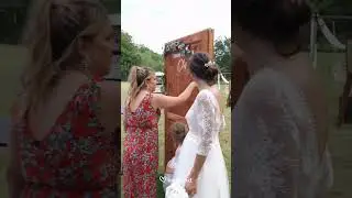 Original manera de entregar el ramo 💐 