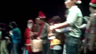 77上台抱娃---侧拍版