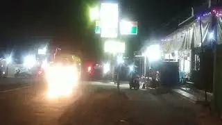 suasana jalan raya desa di malam hari
