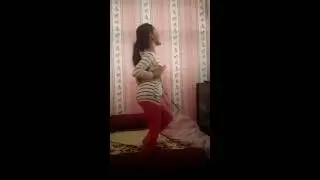 Beautiful Thai little girl dancing: Very cute dance