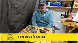 Ficklampa i skogen