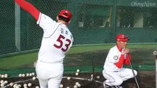 김호령 타격 지도하는 김기태 감독