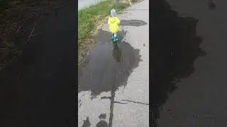 02 07 2020 Вероника шлёпает по лужам