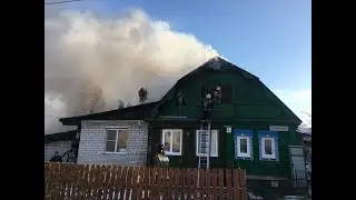 Горит и сильный запах гари. Сгорел гараж с машиной вместе.