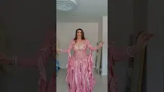 Cassandra Fox Dances to 