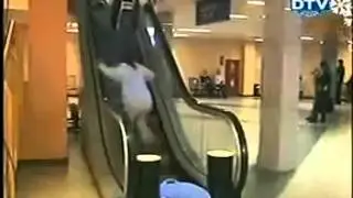 Pokretne stepenice - skrivena kamera (Escalator - hidden camera)