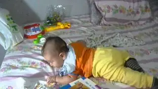 mi bebe dandose la vuelta y girando