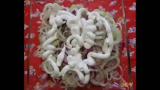 Луковый салат с курицей