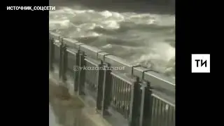 Житель Казани снял на видео шторм на Кремлевской набережной