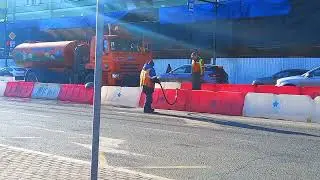 Заторможенные уборщики моют дорогу