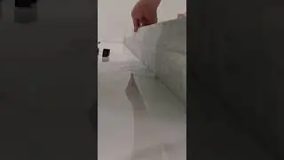 Плиточник за работой