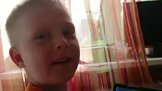 Игорь играет в Roblox