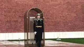 Смена почетного караула у могилы неизвестного солдата в Александровском саду 01.11.2018