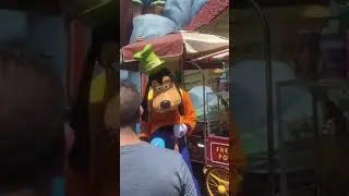 I Met Goofy At Disneyland😱