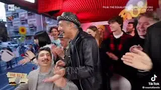 Masini da Fiorello spostato di peso perché bloccava il traffico con il pianoforte 🤣