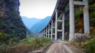 基建狂魔，宣汉县超美大峡谷，四川达州深山意外拍到的，为建超级水电站，公路直接抬高100米，太牛了