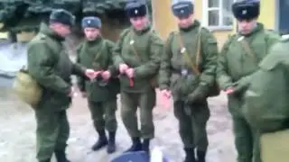 Комбат накормил голодных солдат