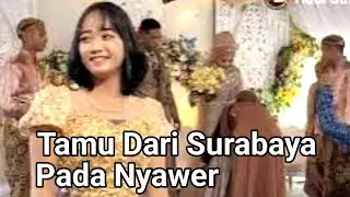 Pengiring dari Surabaya ikutan sawer-sawer.