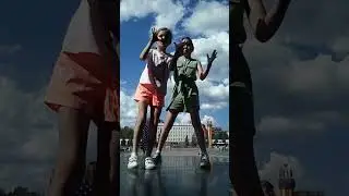 возле лениного статуи