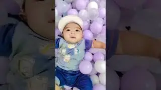 Bayi gemoy berenang di balon