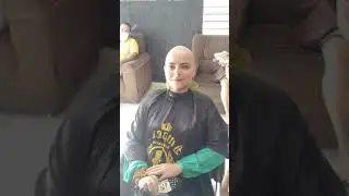 Vídeo único, uma mulher maravilhosa que raspa sua cabeça 