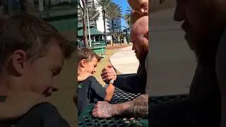 Little Hulk vs bodybuilder arm wrestling 💪 