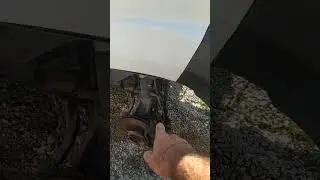 Снимаю коробку во дворе дома. #мыизэстонии