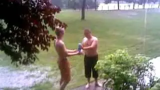 Duschen im  Regen draußen