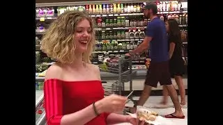 Elana sings at Loblaws