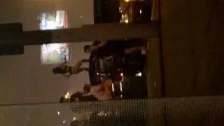 Девушка танцует на крыше машины