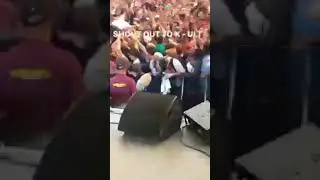Denzel Curry прыгает в толпу под «Look At Me» от XXXTENTACION [Рифмы и Панчи]