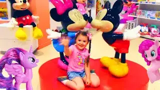 Настя в Магазине Игрушек 🦄встретила Микки Мауса и Май Литл Пони под 🦄Джони Джони ес Папа