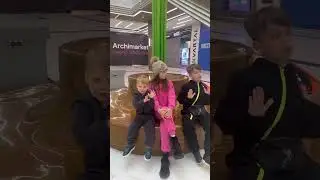 Группа РИЛИ спешит на выступление 