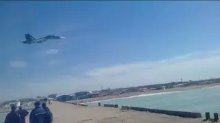 СУ-30СМ пролетел над пирсом на низкой высоте