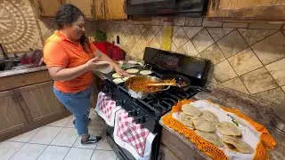 Gorditas de nopalitos con carne y chile 🌶️ rojo recién echas a mano