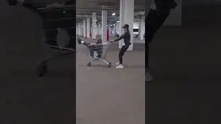 Катаемся на тележке в Торговом центре
