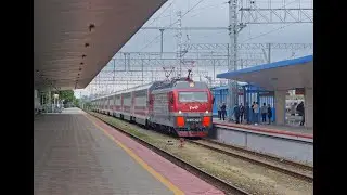 Первый двухэтажный поезд из Санкт-Петербурга прибывает на станцию Анапа