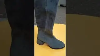 Высокие стильные ботфорты трубы из натуральной серой замши на низком каблуке 5,5 см