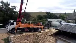Пумик М16 разгружается под автобетононасос М37