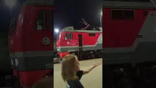 Электровоз ЭП2К следует резервом по станции